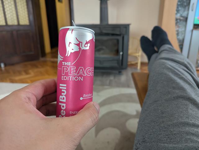 Red Bull Peach pored kamina